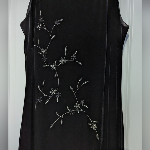 Elegant Black Velvet Evening Dress - Picture 3 of 4